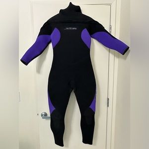 Women’s Xcel 7mm wetsuit w/ hood Size 10